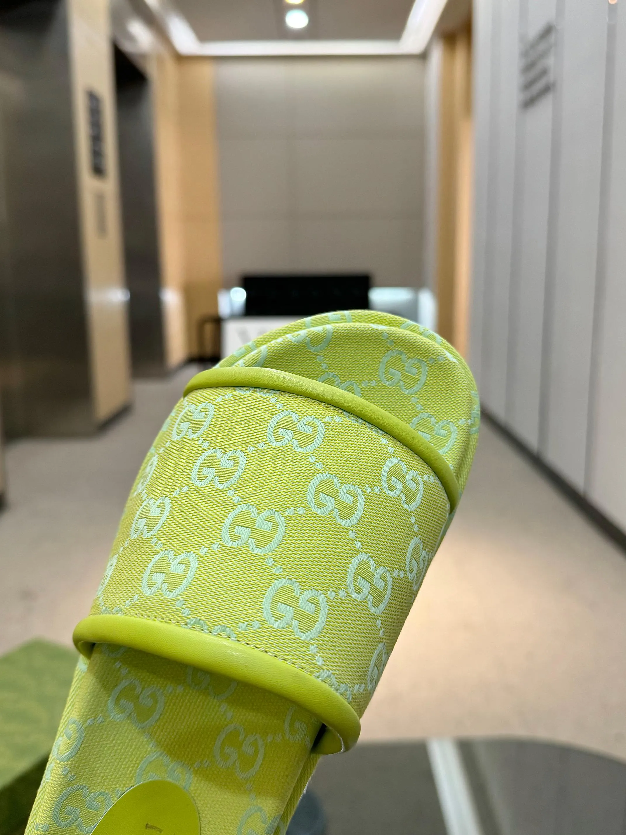 👟👟Ex-factory price 400👟👟 Shipped all year round, Gucci's latest limited edition thick-soled slippers. Top quality for sale. Purchase genuine product for development. The material and workmanship are consistent with the original. Upper: original special printing process. Lining: dyed sheepskin. Outsole: Italian private model outsole. Size: 35-43M standard size. 41, 42, 43 are also customized and cannot be returned. Sole thickness: 5.5cm. Forefoot 4cm.